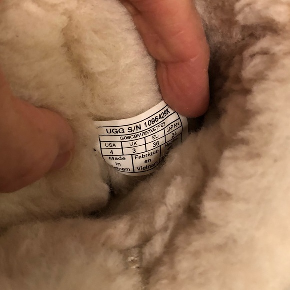 UGG Boots Beautiful cream with gold glitter ✨Kids4/Adult 6 EUC barely worn - Picture 8 of 11